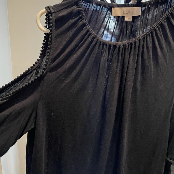 Loft cold shoulder M blouse t-shirt 🖤💫💋 - Picture 2 of 6